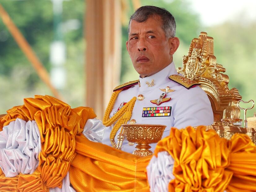 El rey de Tailandia presenta a su concubina; su esposa estuvo presente