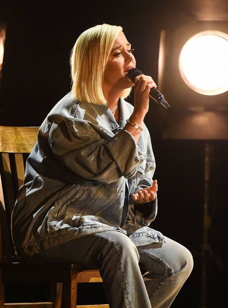 Katy Perry y su look en mezclilla que nos recordó a Britney Spears en los AMA's