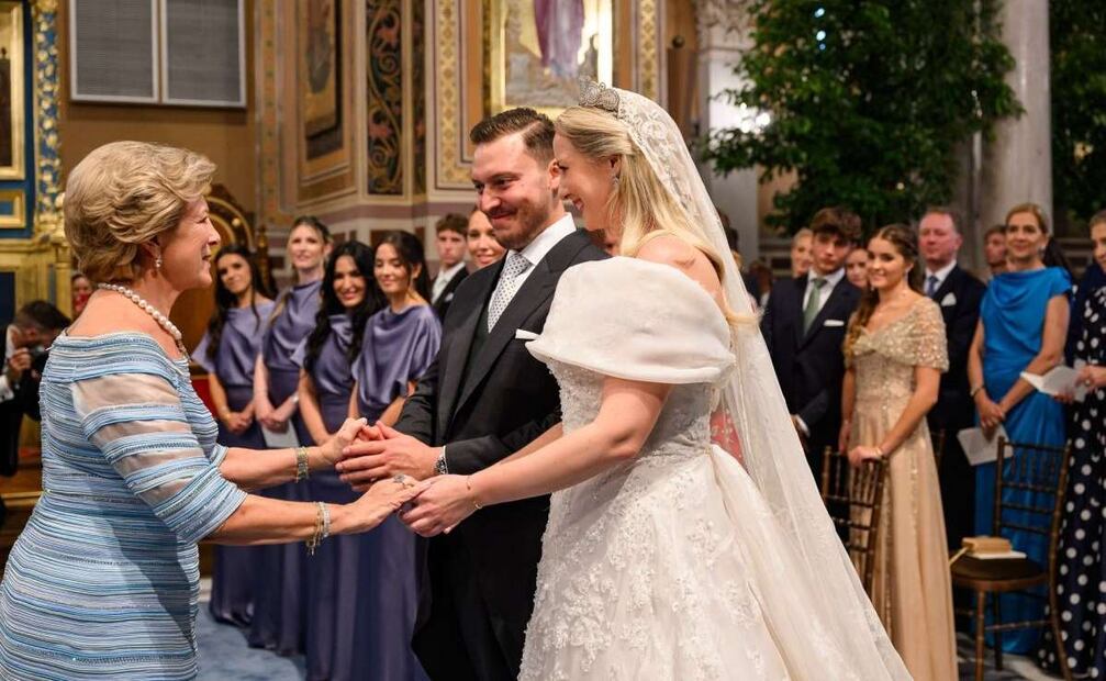 Ana María de Grecia, madre de la princesa Teodora de Grecia, sostiene las manos de los esposos / Foto: Galeria Familia Real Griega