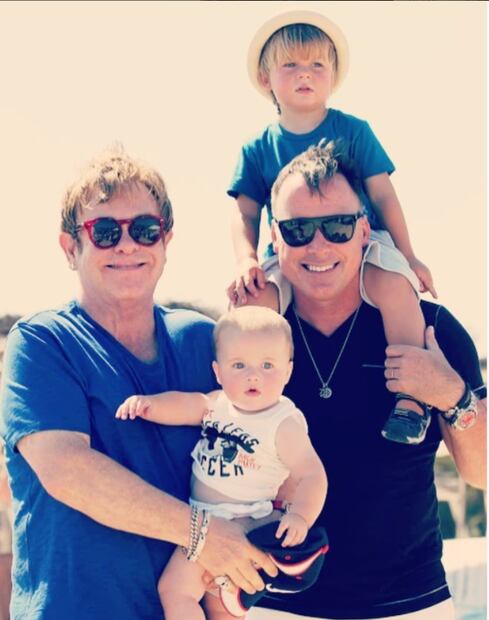 Elton John y su familia/Instagram.