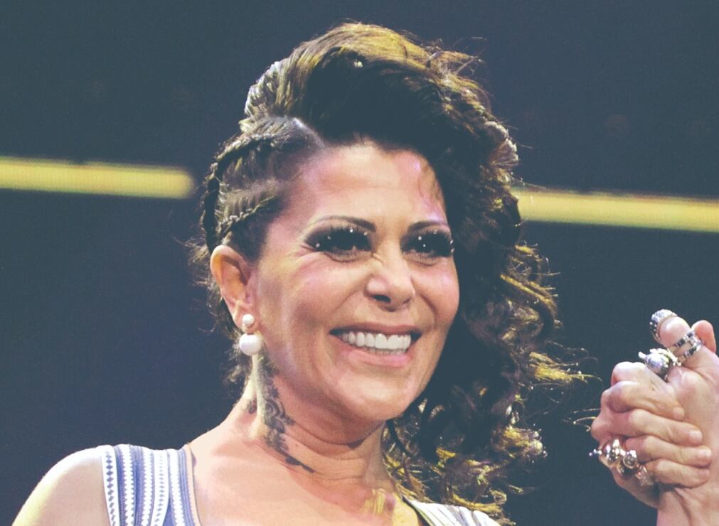 Alejandra Guzmán afectada, se dislocó la cadera con su caída en el escenario