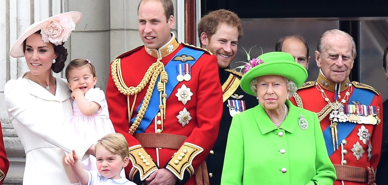 El príncipe William tuvo un resbalón en público y la reina lo regañó. (FOTO: Archivo)