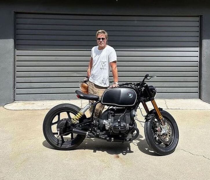 Brad Pitt con una de sus motos / Instagram: @roughchild