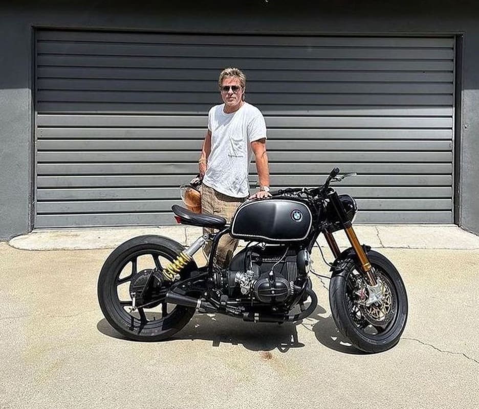 Brad Pitt con una de sus motos / Instagram: @roughchild