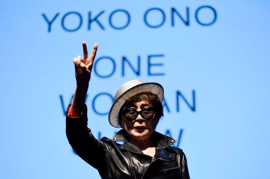 A sus 87 años, Yoko Ono está en silla de ruedas y cuidados especiales 