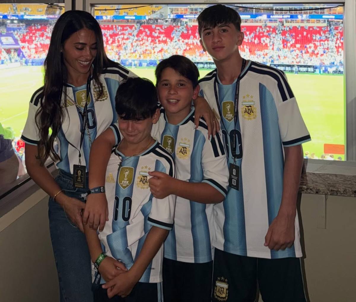 Antonela Roccuzzo junto a sus hijos Ciro, Mateo y Thiago / Foto: Instagram