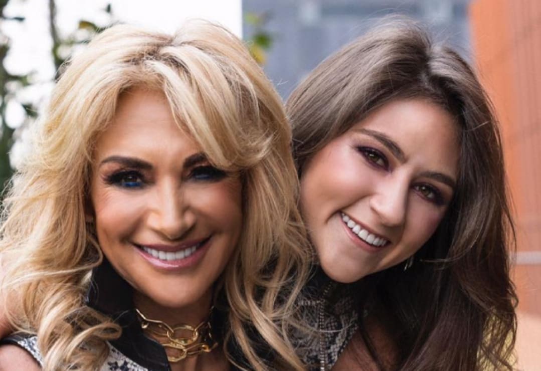 Adela Micha, feliz y orgullosa, celebra el compromiso de su hija Therese