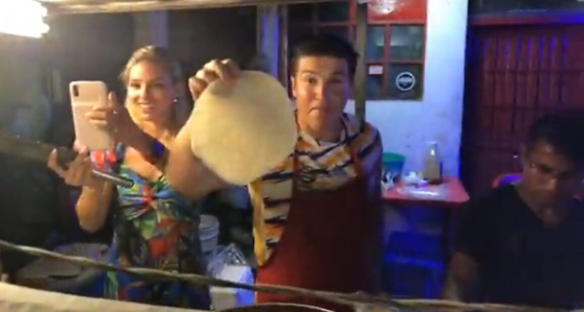 La influencer Mariana Rodríguez y su novio, el senador Samuel García, venden tacos 