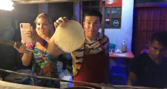La influencer Mariana Rodríguez y su novio, el senador Samuel García, venden tacos