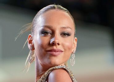Ester Expósito derrite Cannes con un vestido transparente de Versace