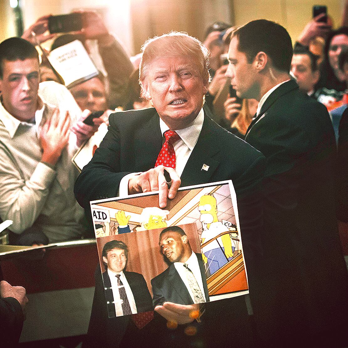 Donald Trump sosteniendo una foto con Mike Tyson / Foto: Archivo, El Universal