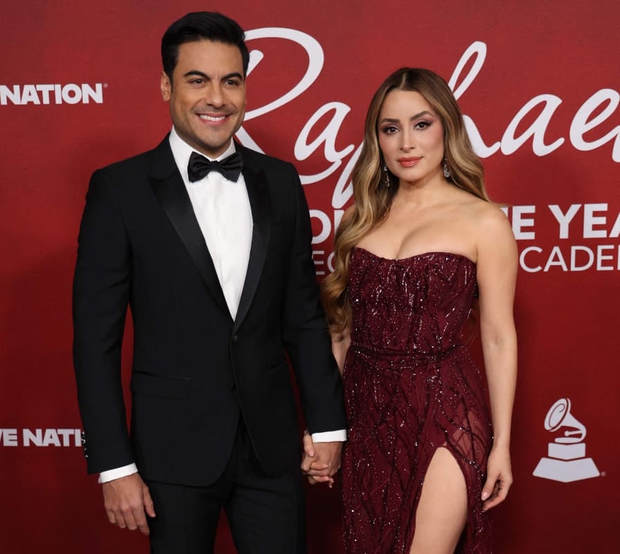 Carlos Rivera y Cynthia Rodríguez en la gala 'Persona del año 2025' de los Latin Grammy / Foto: AFP