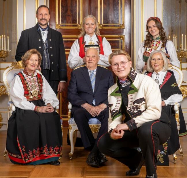 El príncipe heredero Haakon, la princesa heredera Mette-Marit, la princesa Ingrid Alexandra, la reina Sonja, el rey Harald y el príncipe Sverre Magnus / Foto: EFE