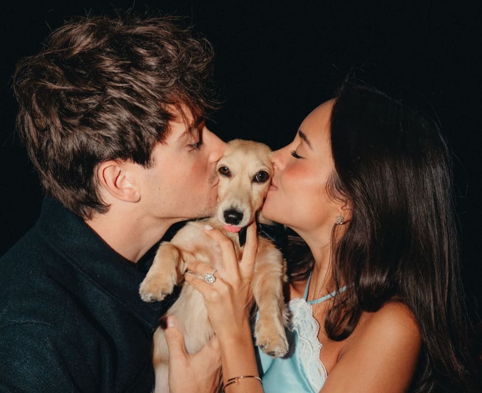 Charles Leclerc y Alexandra Saint Mleux con su perrito Leo / Foto: Instagram