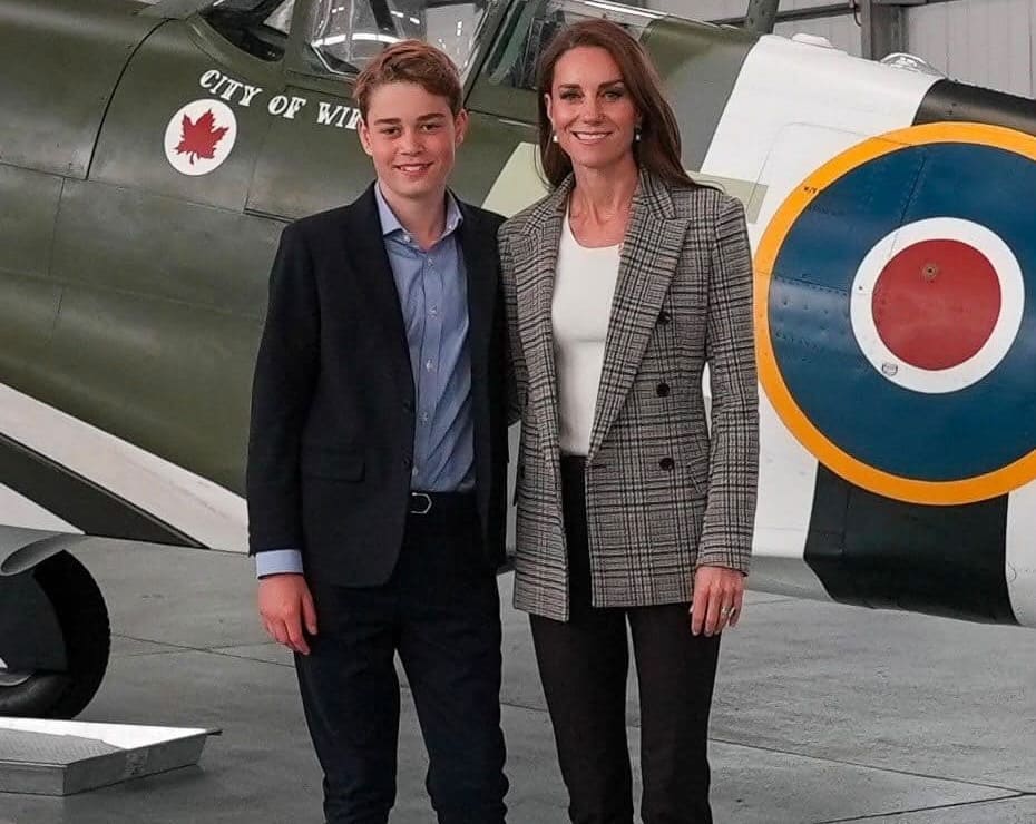 El príncipe George sorprende por su estatura en una tierna foto con Kate Middleton