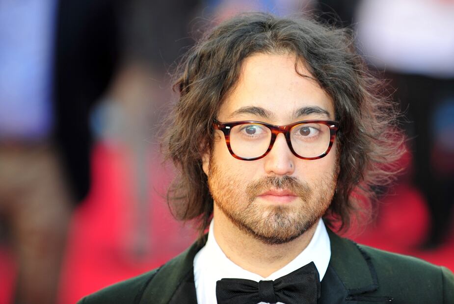 Sean Lennon, hijo de John Lennon y Yoko Ono al cuidado de su mamá en silla de ruedas