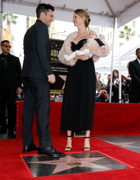 Adam Levine y Behati Prinsoloo presentan a su hija Dusty Roose 