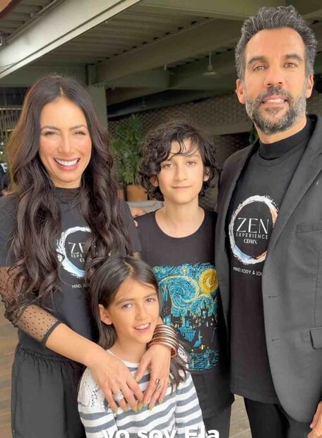 Claudia Lizaldi y sus hijos, Elah e Iam, junto a Pedro Moctezuma, su novio / Foto: Instagram