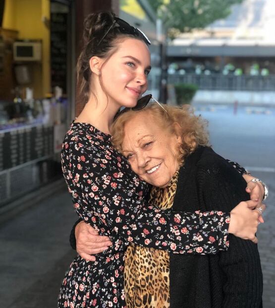 Belinda consiente a su abuelita con un lujoso bolso y presumen su lado más fashionista