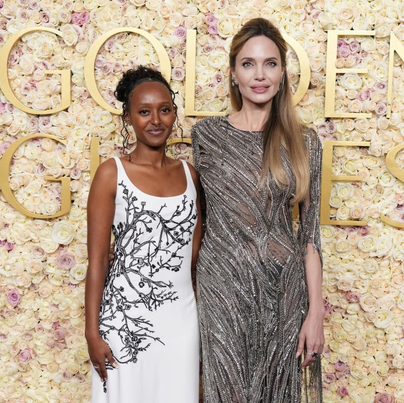 Angelina Jolie con su hija Zahara en los Golden Globes 2025 / Foto: AP
