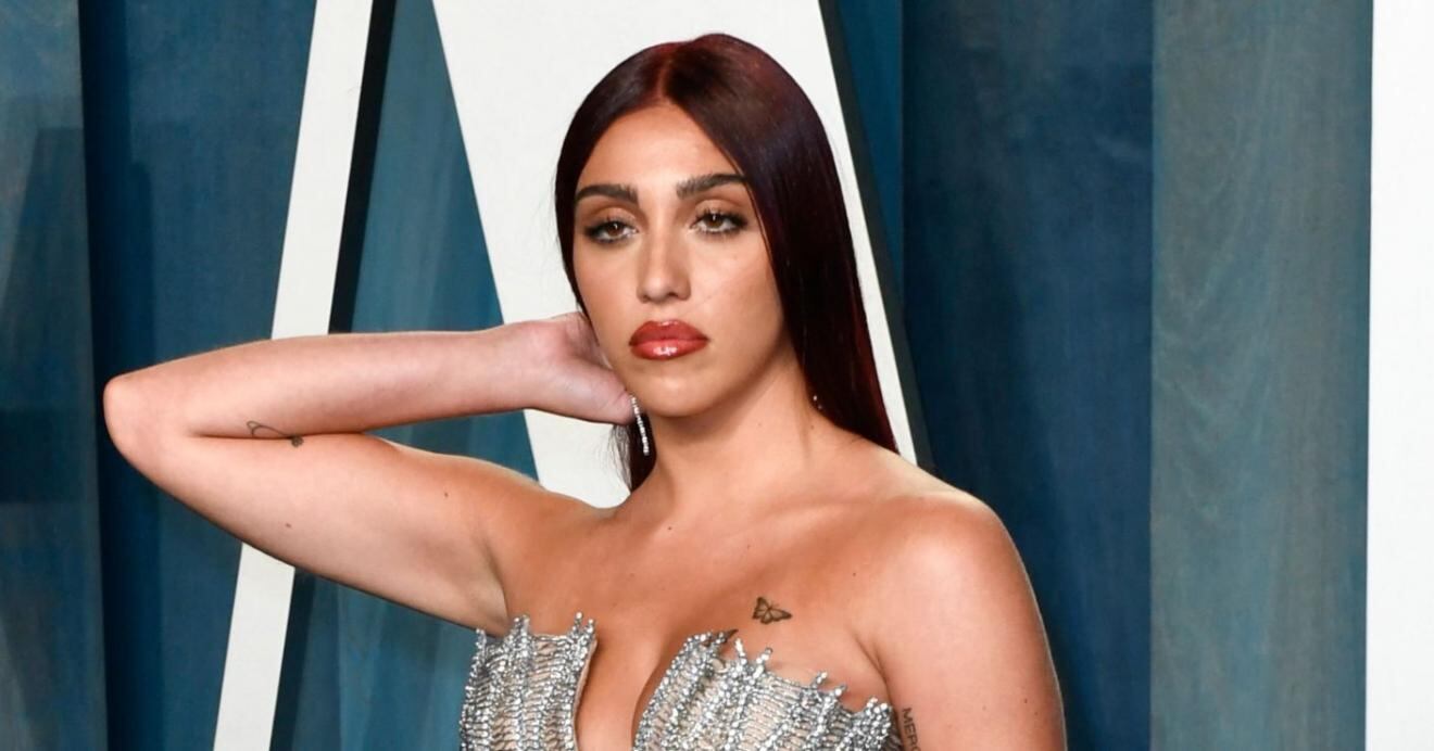 Lola, hija de Madonna, elegante y braless en un ajustado diseño de Versace
