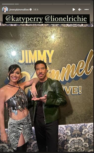 Katy Perry como diosa con top de lentejuelas, mini falda y botas al muslo