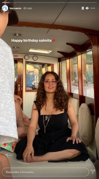 Salma Hayek cumple 55 años y lo festeja con una impactante foto en traje de baño azul