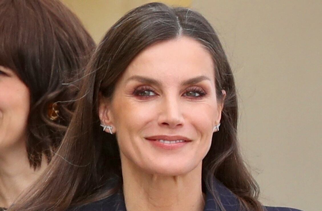 Letizia de España reinventa el look de mujer de negocios con 'cintura de avispa' y elegantes zapatillas