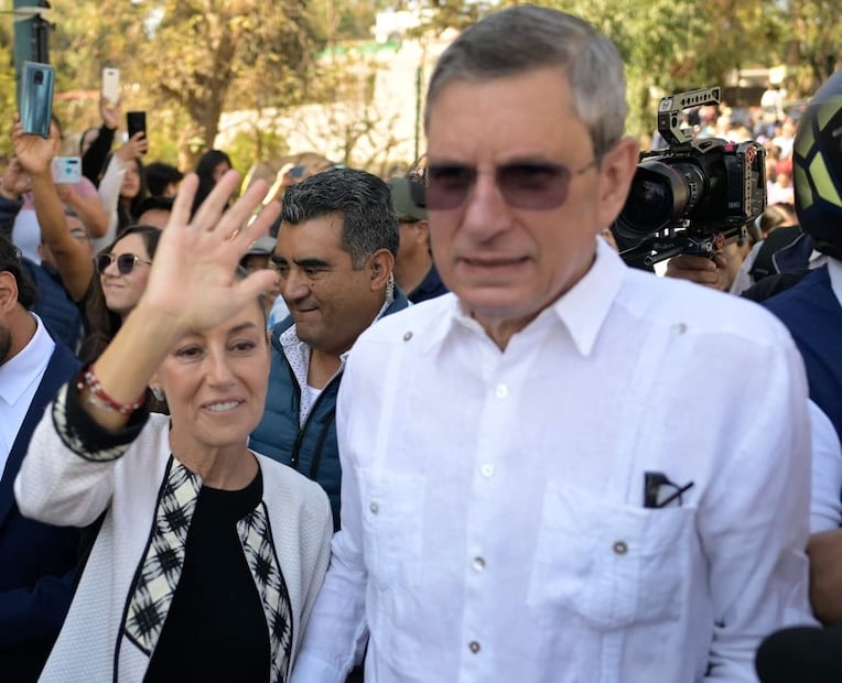Claudia Sheinbaum Pardo con su esposo Jesús María Tarriba en la elección 2024 / AFP