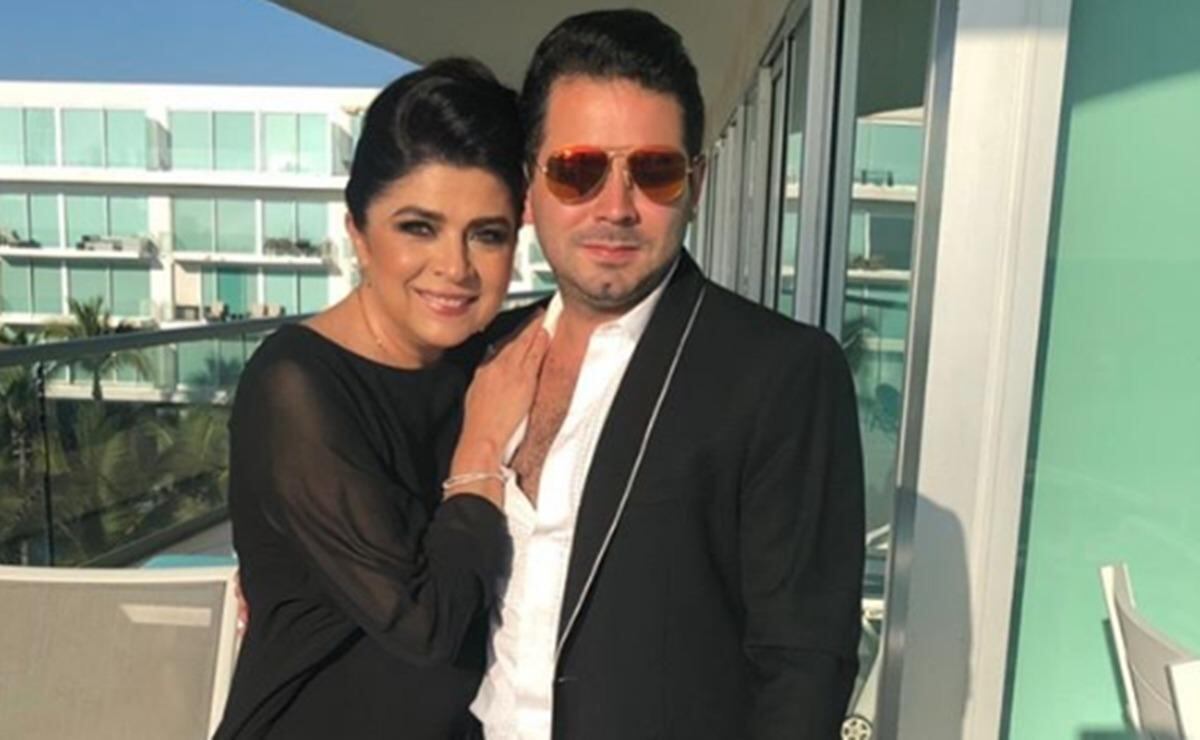 Victoria Ruffo posó en la playa con José Eduardo y con el mismo look 