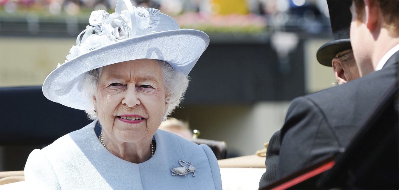 Mano de la reina Isabel II provoca alarmas sobre su estado de salud