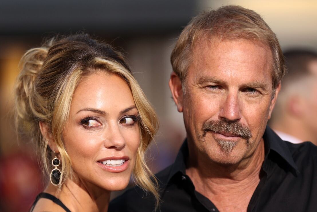 La exesposa de Kevin Costner se recupera del divorcio con el mejor amigo del actor 