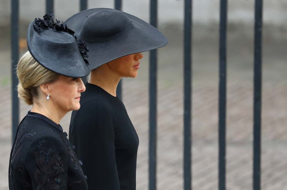 Meghan Markle asiste al funeral de Isabel II del Reino Unido con el príncipe Harry