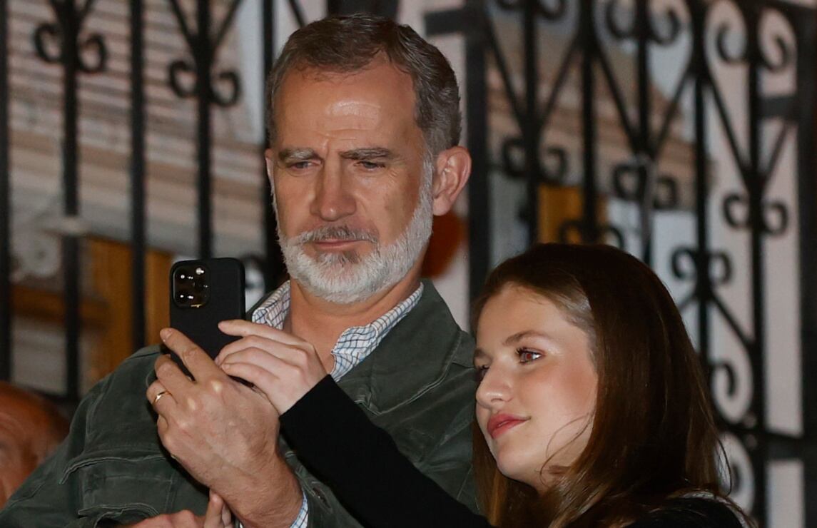 El divertido momento en que la princesa Leonor ayuda al rey Felipe con su celular
