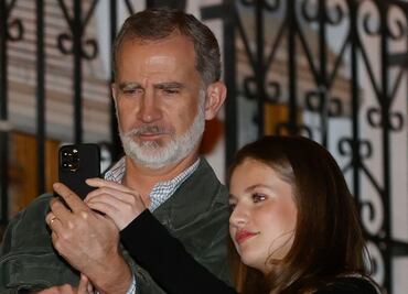 El divertido momento en que la princesa Leonor ayuda al rey Felipe con su celular