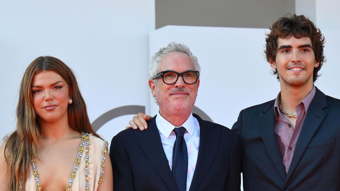 Alfonso Cuarón, arropado por sus hijos Bu y Olmo, brilla en Festival de Venecia