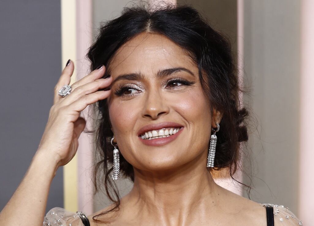 Salma Hayek desfiló con un dulce de tamarindo enchilado en los Golden Globes 2023