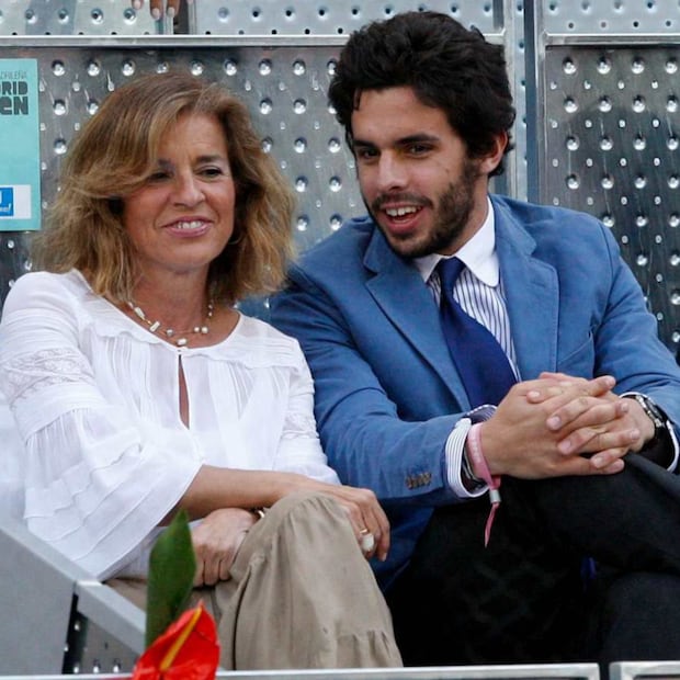 Alonso Aznar junto a su mamá / Foto: EFE