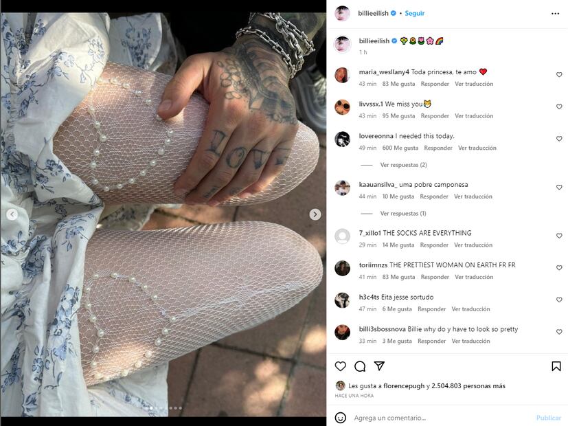 Billie Eilish luce bonito y sensual vestido boho chic con medias de red