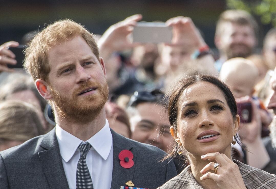 El príncipe Harry y Meghan Markle con un pie fuera de la coronación del rey Carlos por su docuserie