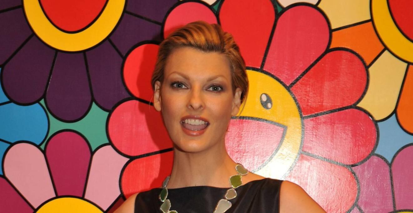 Linda Evangelista aparece en portada de revista con falsa  mandíbula tras fallido tratamiento estético