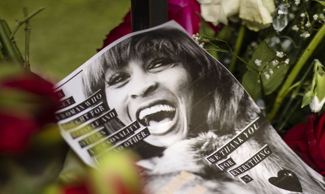 Tina Turner, guardias del palacio de Buckingham tocan "The Best" en su memoria