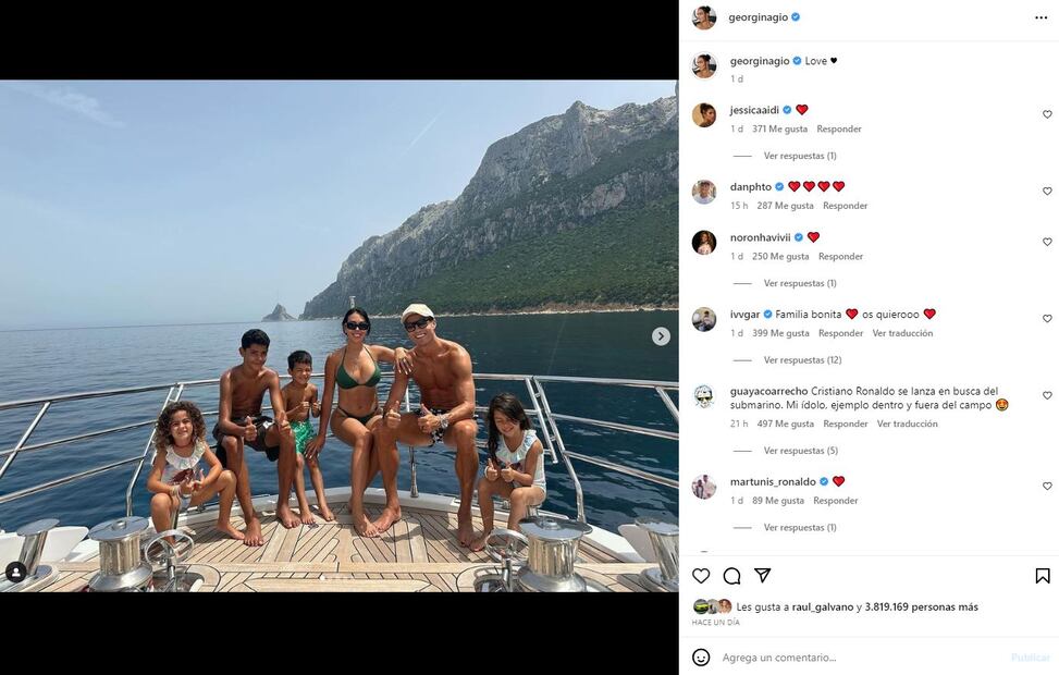 Georgina Rodríguez y Cristiano Ronaldo con sus hijos mayores / Instagram