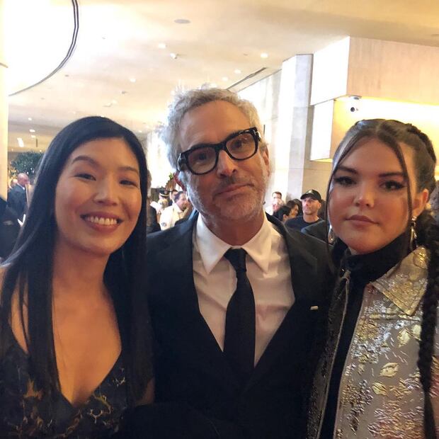 ¿Quién es la guapa activista que acompañó a Alfonso Cuarón a los Golden Globes? 