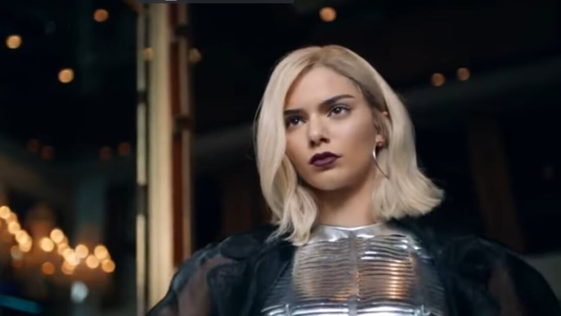 Kendall Jenner se vuelve rubia para comercial