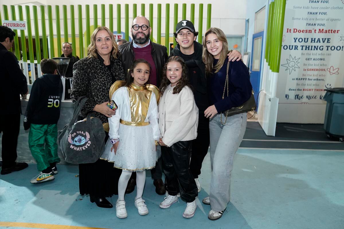 Ana Paula Cancino, Nati, Paulo, Luciana y Paulo Reza con Natalia González. (Foto: Leonardo Gómez)