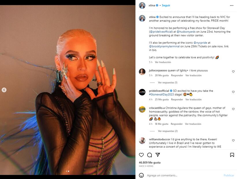 Christina Aguilera derrocha sensualidad con una blusa transparente y aretes Swarovski