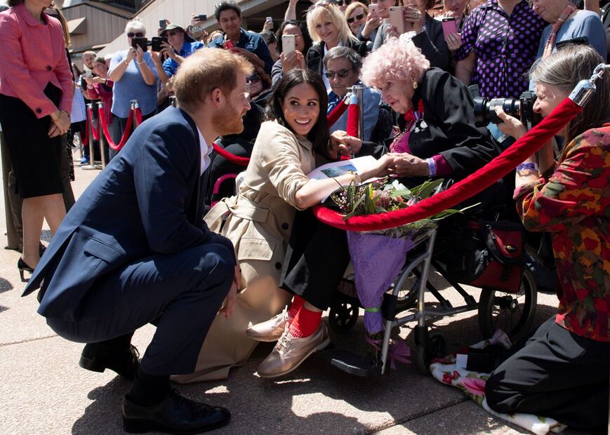 El príncipe Harry y Meghan reciben regalos para su bebé en gira por Australia