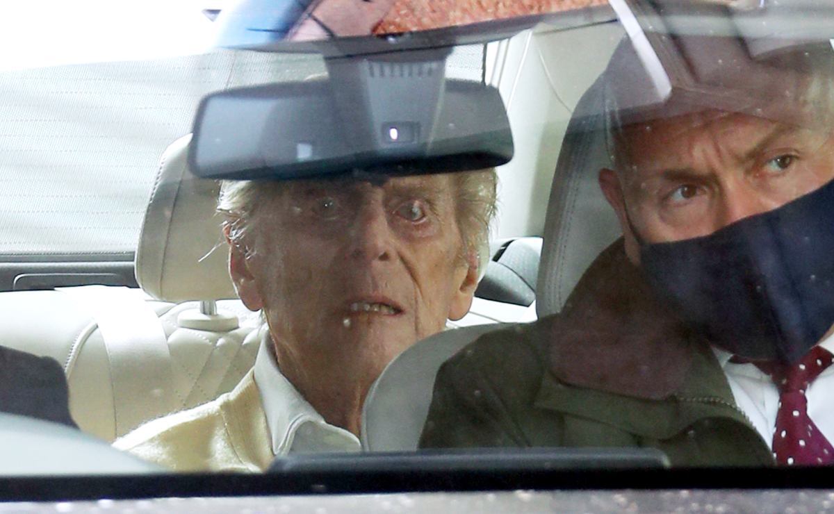 El príncipe Felipe, duque de Edimburgo, fue dado de alta