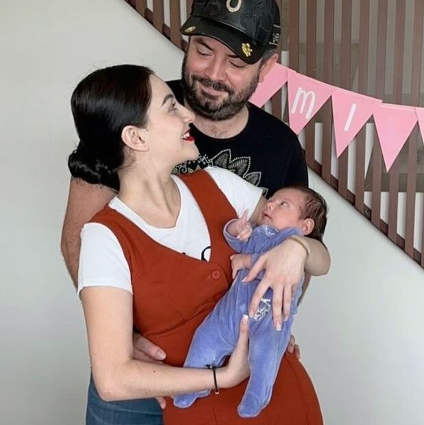José Eduardo Derbez, Paola Dalay celebraron el primer mes de vida de la pequeña Tessa / Foto: Instagram